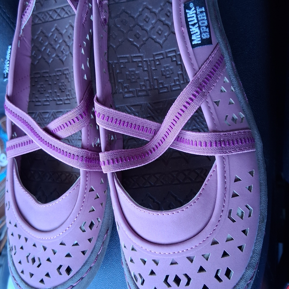 Muk Luks Pink/purple Strappy Women's Sandals. EUC Criss Cross Strap